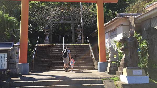 安靜的時候真的很像日劇時代的台灣地理中心碑,裡頭有鳥居、石獅子、石柱燈等等。 IMG_7342.jpg