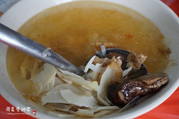 南投竹山‧古早味龍眼木煙燻燒烤的「陳記甕缸雞」 南投竹山‧古早味龍眼木煙燻燒烤的「陳記甕缸雞」