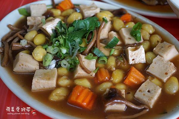 南投竹山‧古早味龍眼木煙燻燒烤的「陳記甕缸雞」 南投竹山‧古早味龍眼木煙燻燒烤的「陳記甕缸雞」