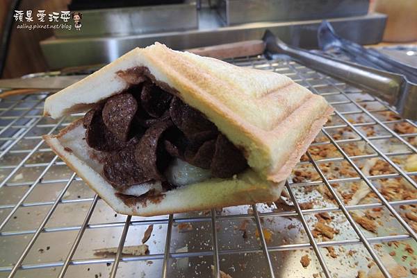 台南永康‧內餡手工製作,口味獨特好吃的熱壓吐司~「雙角號」 台南永康‧內餡手工製作,口味獨特好吃的熱壓吐司~「雙角號」