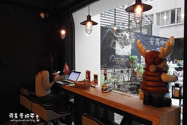 高雄左營‧帶著復古風,讓人感到安心舒適的窩~「Onward Café 安窩咖啡」 高雄左營‧帶著復古風,讓人感到安心舒適的窩~「Onward Café 安窩咖啡」