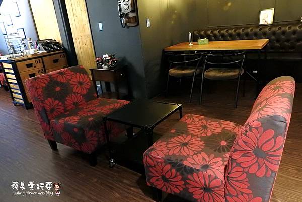 高雄左營‧帶著復古風,讓人感到安心舒適的窩~「Onward Café 安窩咖啡」 高雄左營‧帶著復古風,讓人感到安心舒適的窩~「Onward Café 安窩咖啡」