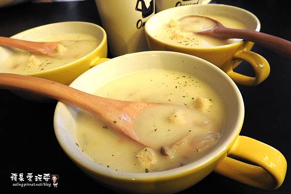 高雄左營‧帶著復古風,讓人感到安心舒適的窩~「Onward Café 安窩咖啡」 高雄左營‧帶著復古風,讓人感到安心舒適的窩~「Onward Café 安窩咖啡」