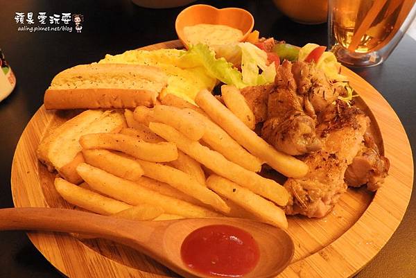 高雄左營‧帶著復古風,讓人感到安心舒適的窩~「Onward Café 安窩咖啡」 高雄左營‧帶著復古風,讓人感到安心舒適的窩~「Onward Café 安窩咖啡」