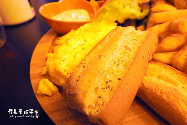 高雄左營‧帶著復古風,讓人感到安心舒適的窩~「Onward Café 安窩咖啡」 高雄左營‧帶著復古風,讓人感到安心舒適的窩~「Onward Café 安窩咖啡」