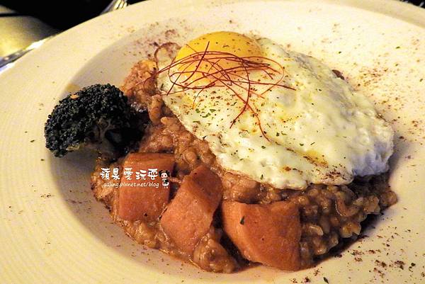 高雄左營‧帶著復古風,讓人感到安心舒適的窩~「Onward Café 安窩咖啡」 高雄左營‧帶著復古風,讓人感到安心舒適的窩~「Onward Café 安窩咖啡」