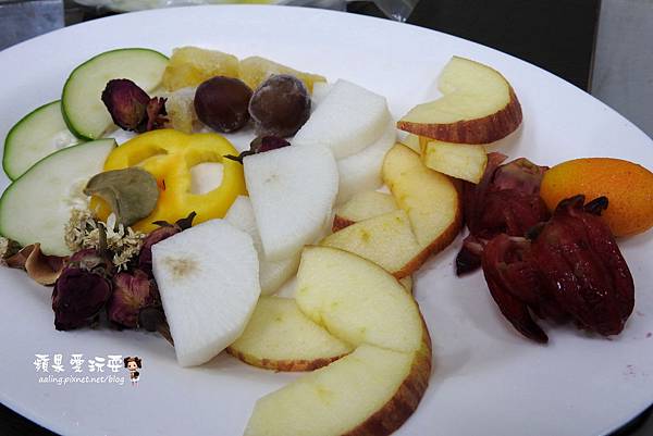 高雄大寮‧羊肉爐吃到飽不稀奇,有獨家研發彩虹湯,還有羊肉碗粿.羊肉粽,絕對超值的「小名羊肉爐」 高雄大寮‧羊肉爐吃到飽不稀奇,有獨家研發彩虹湯,還有羊肉碗粿.羊肉粽,絕對超值的「小名羊肉爐」