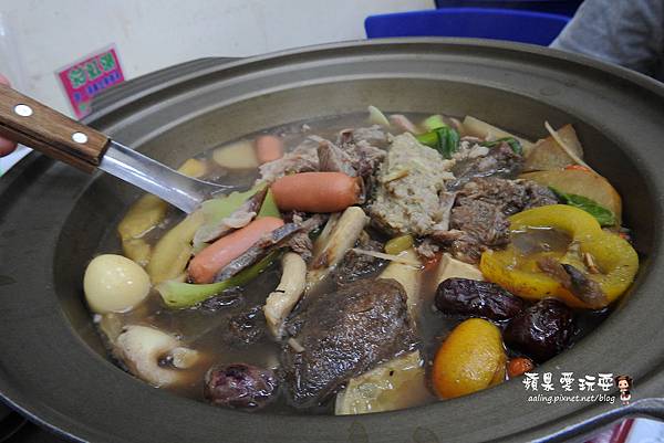 高雄大寮‧羊肉爐吃到飽不稀奇,有獨家研發彩虹湯,還有羊肉碗粿.羊肉粽,絕對超值的「小名羊肉爐」 高雄大寮‧羊肉爐吃到飽不稀奇,有獨家研發彩虹湯,還有羊肉碗粿.羊肉粽,絕對超值的「小名羊肉爐」