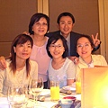 跟同事合照 1 (左上)阿呂咪、我 (左下)瑞貞、佩玲、欣瑤
