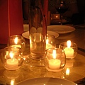 桌上的蠟燭擺設，覺得還蠻有氣氛的呦！