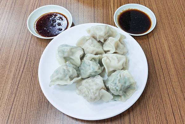 桃園龜山巨無霸水餃推薦！在地人的晚餐選擇【季節水餃】