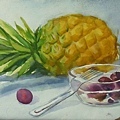 鳳梨與玻璃碗中的水果