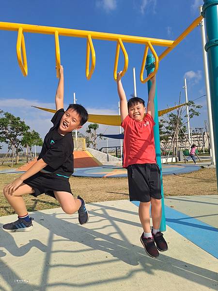 ღ『高雄鳳山。寵物親子景點』保安公園（機器人主題造型遊樂區／