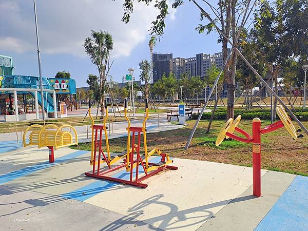 ღ『高雄鳳山。寵物親子景點』保安公園（機器人主題造型遊樂區／