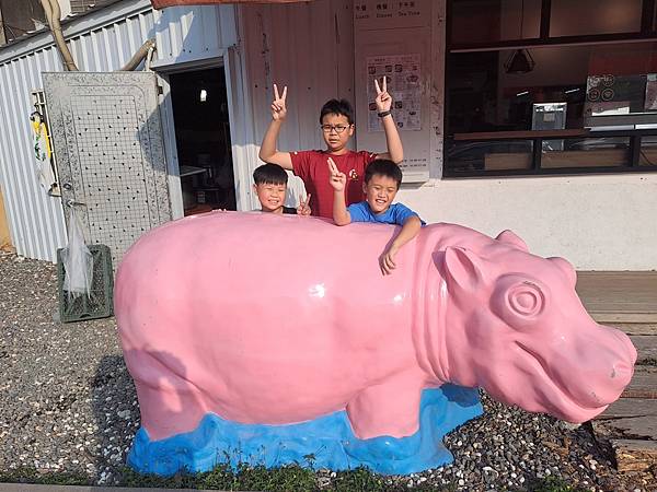 ღ『高雄苓雅。寵物親子景點』衛武迷迷村＆衛武營都會公園 （全