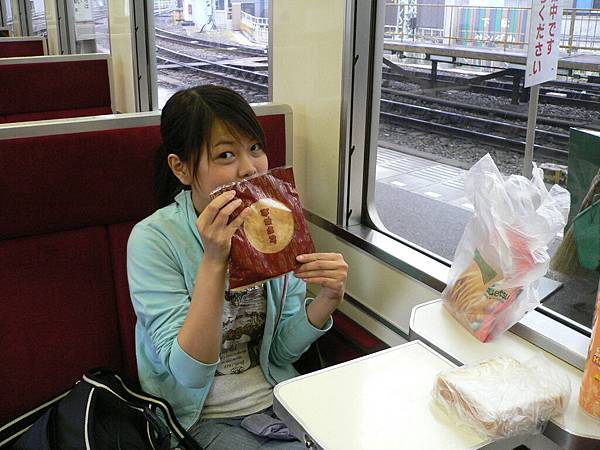 5：54，坐在前往日光的早班火車。早餐就是搭飛機來日本的奶油酥餅：）