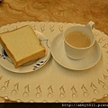 這是我的鮪魚玉米三明治佐咖啡牛奶.JPG