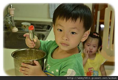 小白目幫忙攪麵糊小牛妹在旁啜泣.jpg