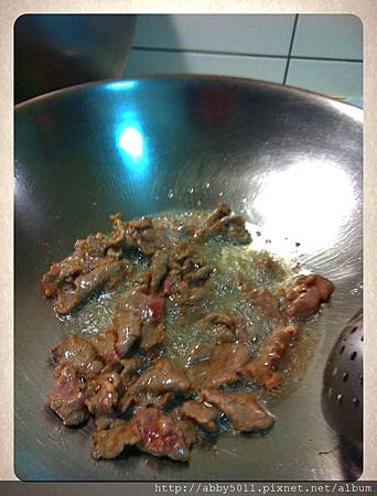 醃好的牛肉先高溫過油燙熟.jpg