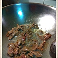 醃好的牛肉先高溫過油燙熟.jpg