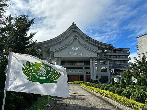 生活分享(新店靜思堂旗海飄揚、茶道教室插花)