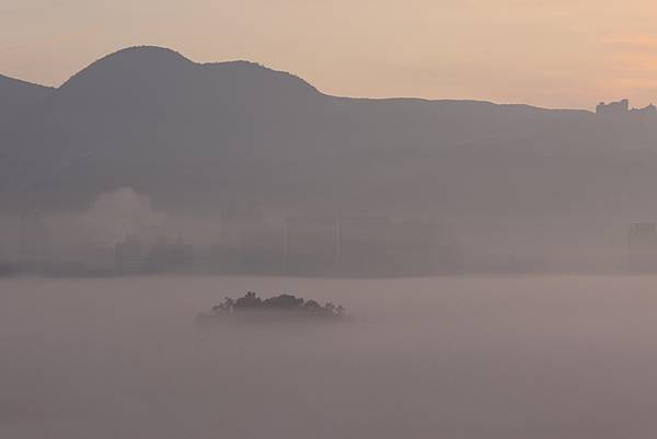 為天地寫日記(關渡平原起霧、大愛台倒影、耕耘、靜思堂與宇宙大