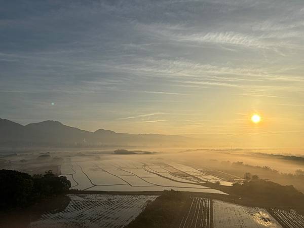 為天地寫日記(關渡平原起霧、大愛台倒影、耕耘、靜思堂與宇宙大