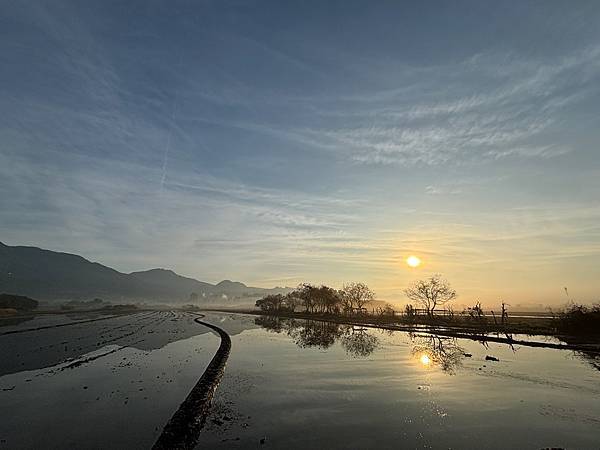 為天地寫日記(關渡平原起霧、大愛台倒影、耕耘、靜思堂與宇宙大