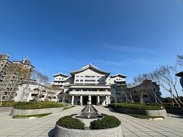 為天地寫日記(關渡平原起霧、大愛台倒影、耕耘、靜思堂與宇宙大