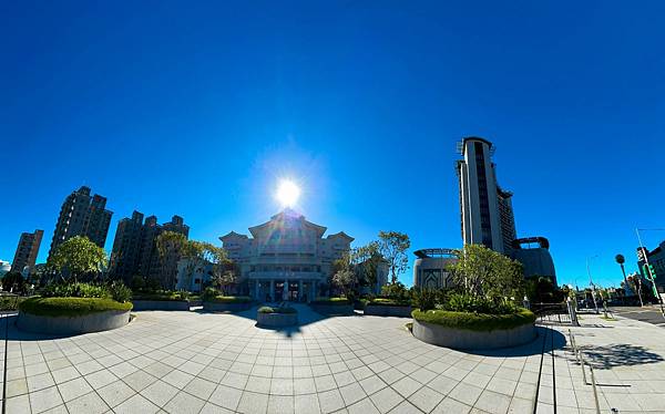 為天地寫日記(關渡靜思堂日出、屋簷正中央)(2025.08.