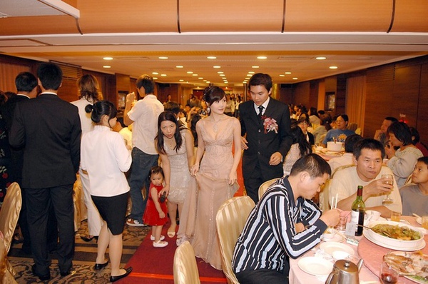 因為要趕敬酒...所以連進場都匆忙跑進去