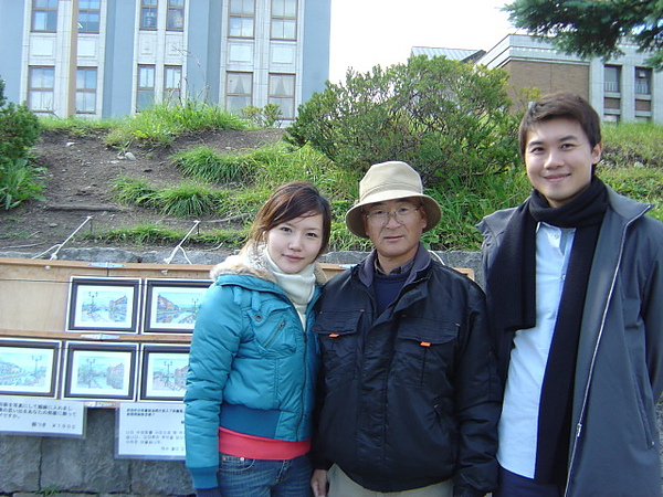 畫家伯伯,我們買了一幅他的畫喔~