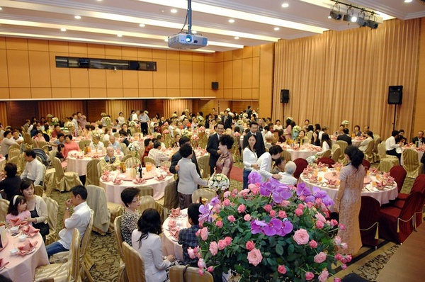 好多人喔~快40桌~都坐到外面去了