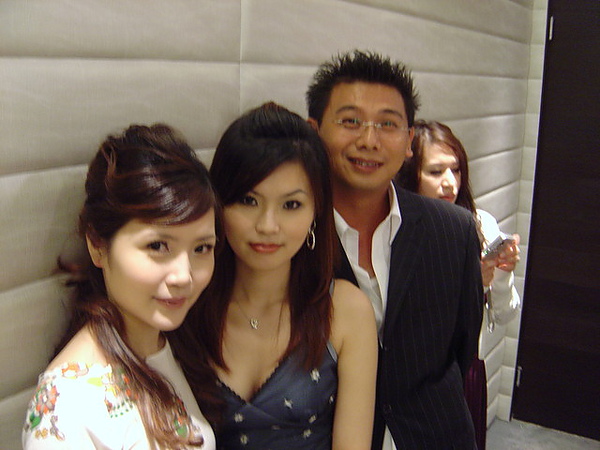 表妹在後面幹麻~