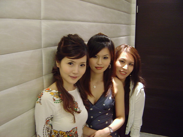 我吃虧一點站最前面吧~