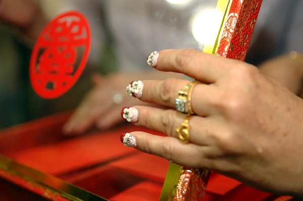 我媽媽的甲片也是我幫她黏的~