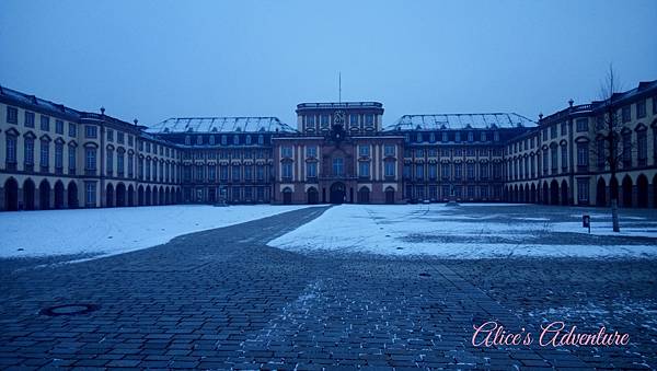 Schloss snow.jpg