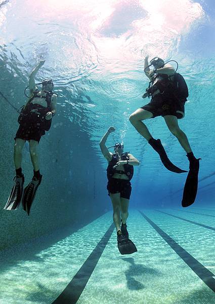 US_Navy_100817-N-9769P-069_Navy_Diver_2nd_Class_David_Orme,_center,_and_Colombian_divers,_Capt._Camilo_Cifuentez,_right,_and_Chief_Technician_Aurelio_Alonso,_slowly_ascend_to_the_surface_during_underwater_gear_familiarizati