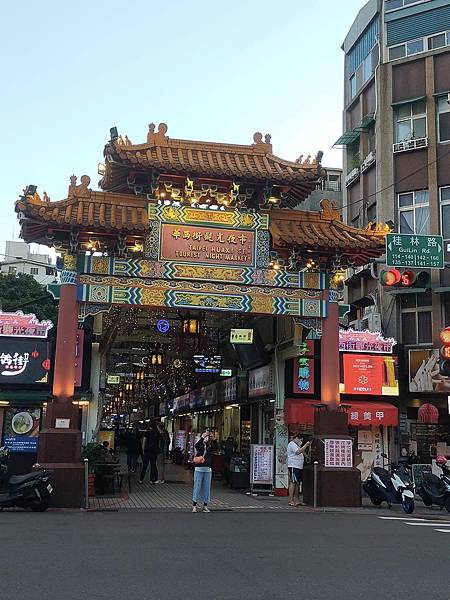 台北德立莊酒店魅麗海中庭餐廳~點排餐即享用超豐盛沙拉吧~場地