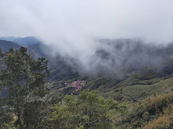 新竹尖石魯壁一家人~特色餐點~近宇老觀景台~山嵐飄上來的日子