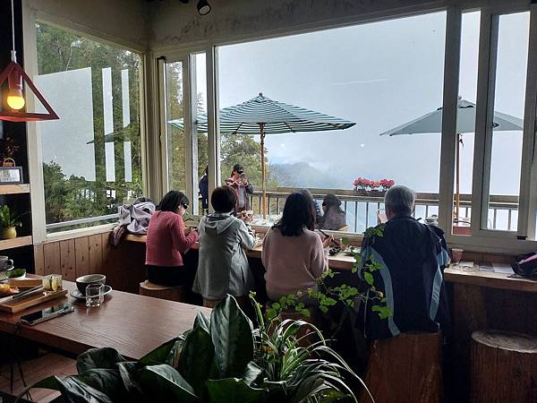 新竹尖石綠木頭景觀餐廳~看山嵐如何將絕美脆綠山脈淹沒~雲霧裊