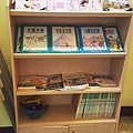 樓下書櫃.jpg