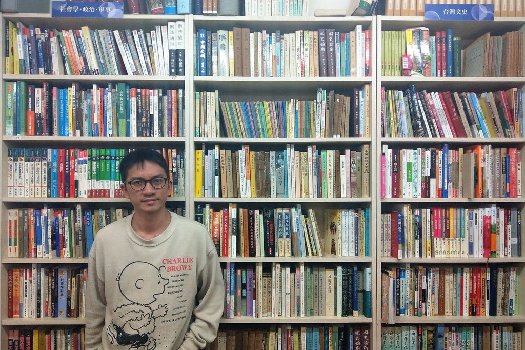 書苑老闆鄭宇清.jpg 書苑老闆鄭宇清.jpg