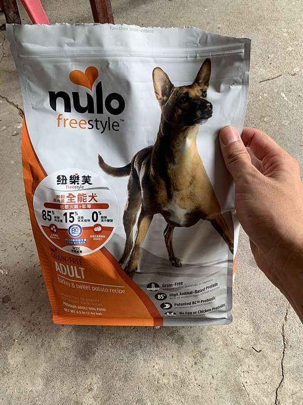 狗飼料推薦 成年犬狗飼料開箱 紐樂芙無穀高肉量全能犬 低敏火雞 藍莓 天啊 歪嘴狗總柴也會開心食用的美味飼料 狗主人超放心 吃台北 姬蝶 狗飼料推薦 成年犬狗飼料開箱 紐樂芙無穀高肉量全能犬 低敏火雞 藍莓 天啊 歪嘴狗總柴也會開心食用的美味飼料 狗主人超放心 吃台北 姬蝶