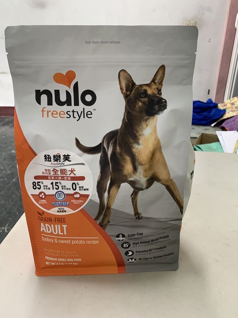 狗飼料推薦 成年犬狗飼料開箱 紐樂芙無穀高肉量全能犬 低敏火雞 藍莓 天啊 歪嘴狗總柴也會開心食用的美味飼料 狗主人超放心 吃台北 姬蝶 狗飼料推薦 成年犬狗飼料開箱 紐樂芙無穀高肉量全能犬 低敏火雞 藍莓 天啊 歪嘴狗總柴也會開心食用的美味飼料 狗主人超放心 吃台北 姬蝶
