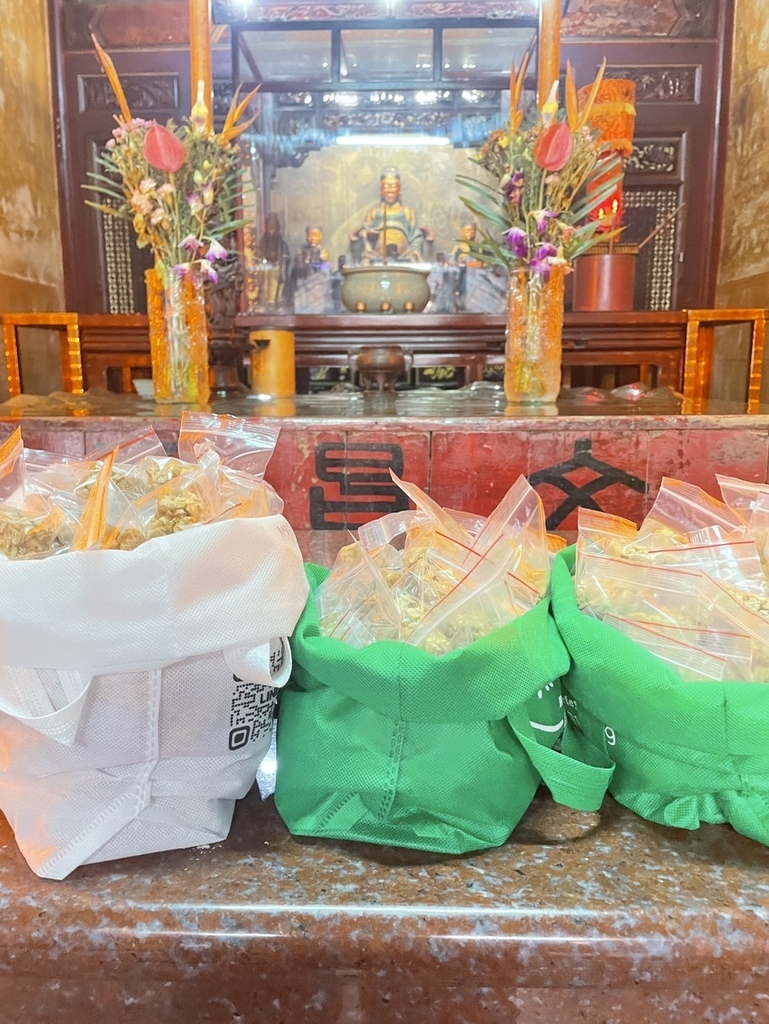 [分享]各考場志聖櫃檯可以索取花生糖，也可以去文昌帝君拜拜求