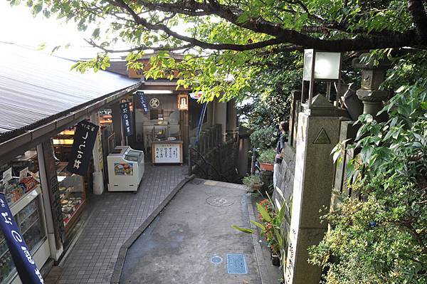 通往岩屋的下坡路