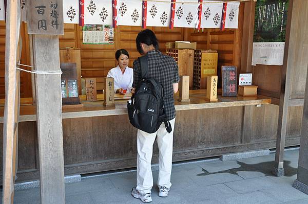 八幡宮求簽中