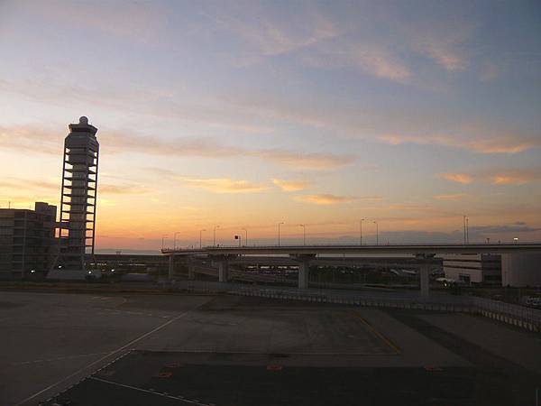 0910夕陽餘暉中的關西空港.jpg