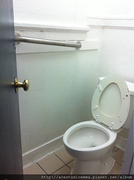 廁所只有一步這麼大.jpg